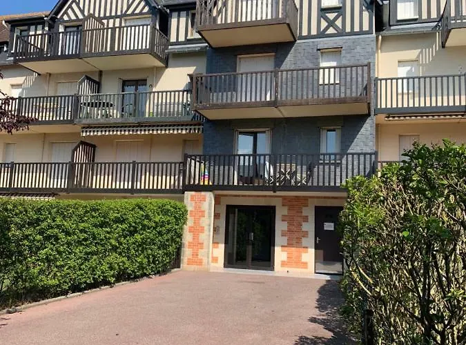 Apartment 2 Pieces Avec Jardin Fleur Marine Bord De Cabourg